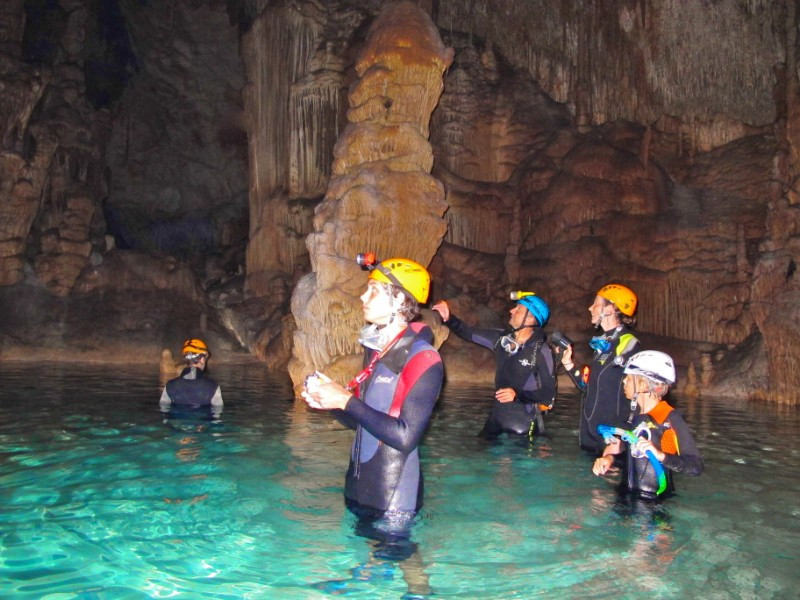 Petite randonnée sur la côte Est de Majorque et exploration de la grotte aquatique 