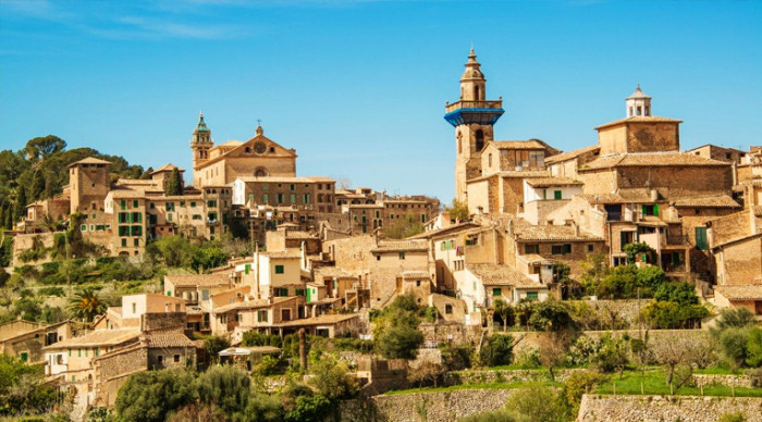 Découvrez la beauté des Baléares avec des guides francophones !