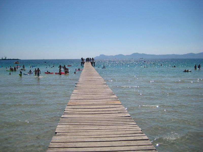 Nord de Majorque : les eaux cristallines d'Alcudia pour une plage en famille