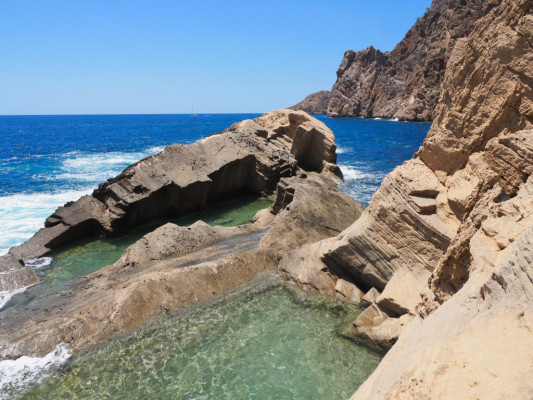 À la découverte d’une crique mystérieuse : Atlantis à Ibiza