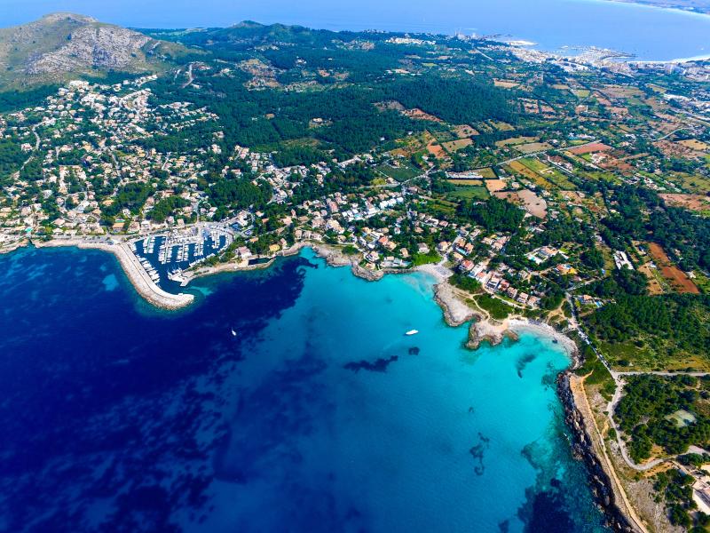 Majorque ou Minorque : quelle île choisir pour votre voyage aux Baléares ?