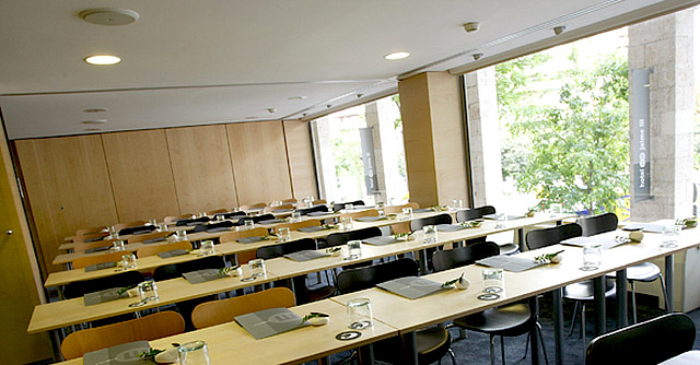 Sala completa de conferencias