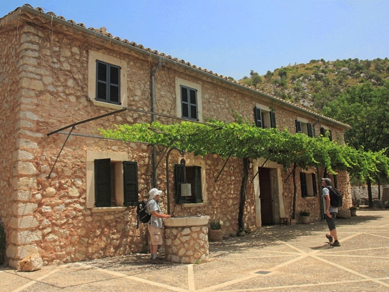 Refuge Tossals Verds (Finca de Tossals Verds) / Budget