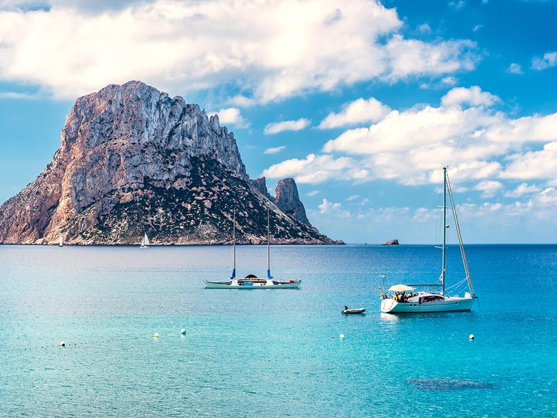 Voyager sur la côte d'Ibiza à la découverte de ses plus belles plages et criques