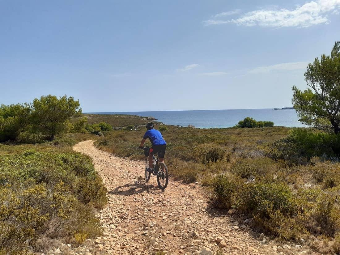 VTT à Minorque : entre les chemins côtiers et l'intérieur de l'île